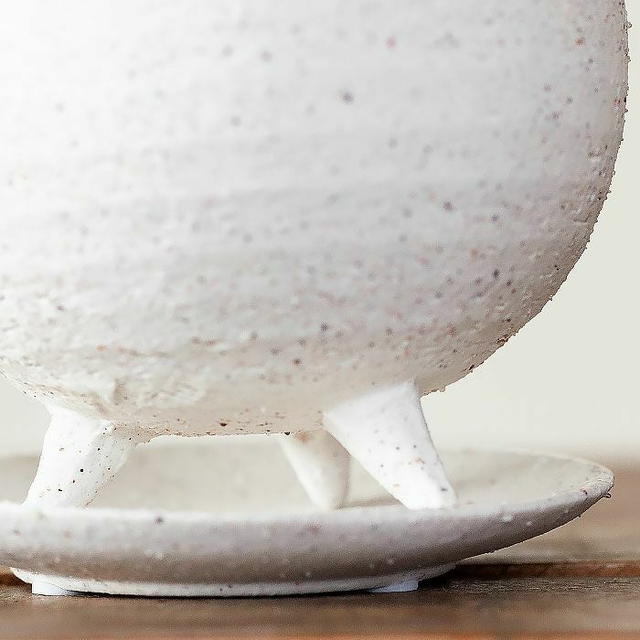 作家ものみたいな足付き白植木鉢｜3号サイズ植物の植え替えに！