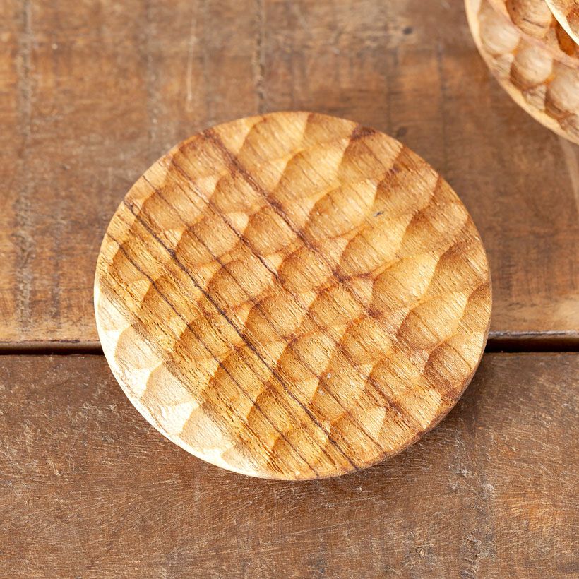 水受け皿の代用に！四角のおしゃれ木製コースター｜鉢植え植物に