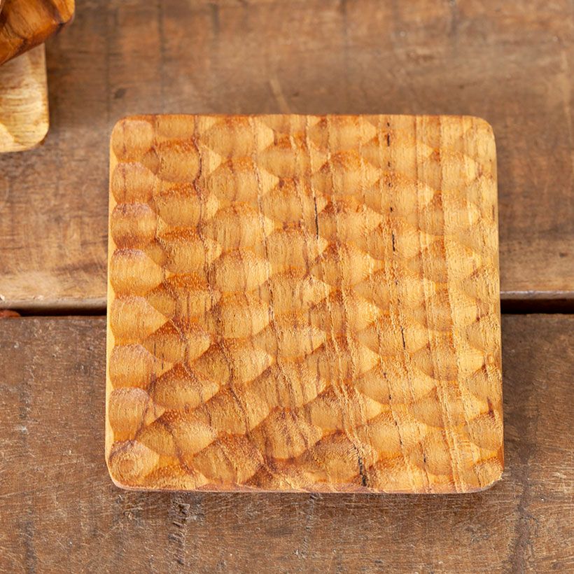 水受け皿の代用に！四角のおしゃれ木製コースター｜鉢植え植物に