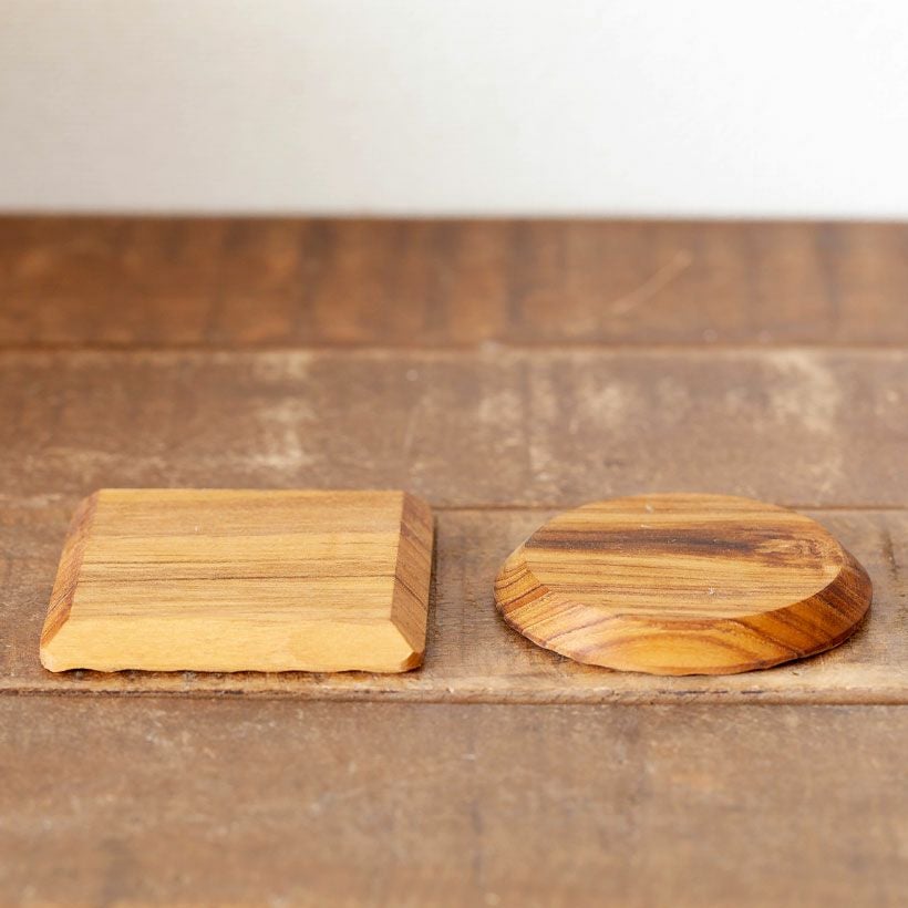 水受け皿の代用に！四角のおしゃれ木製コースター｜鉢植え植物に