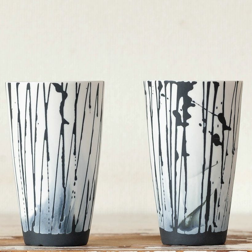 作家物白黒モノトーン縦長の陶器鉢。観葉、塊根植物の植え替えに
