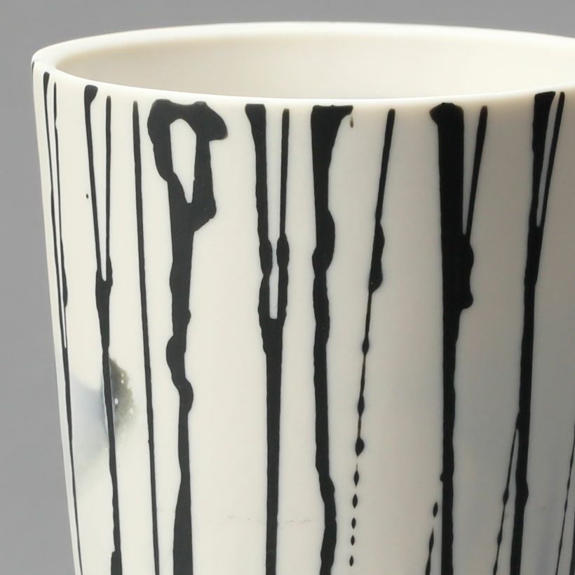 作家物白黒モノトーン縦長の陶器鉢。観葉、塊根植物の植え替えに