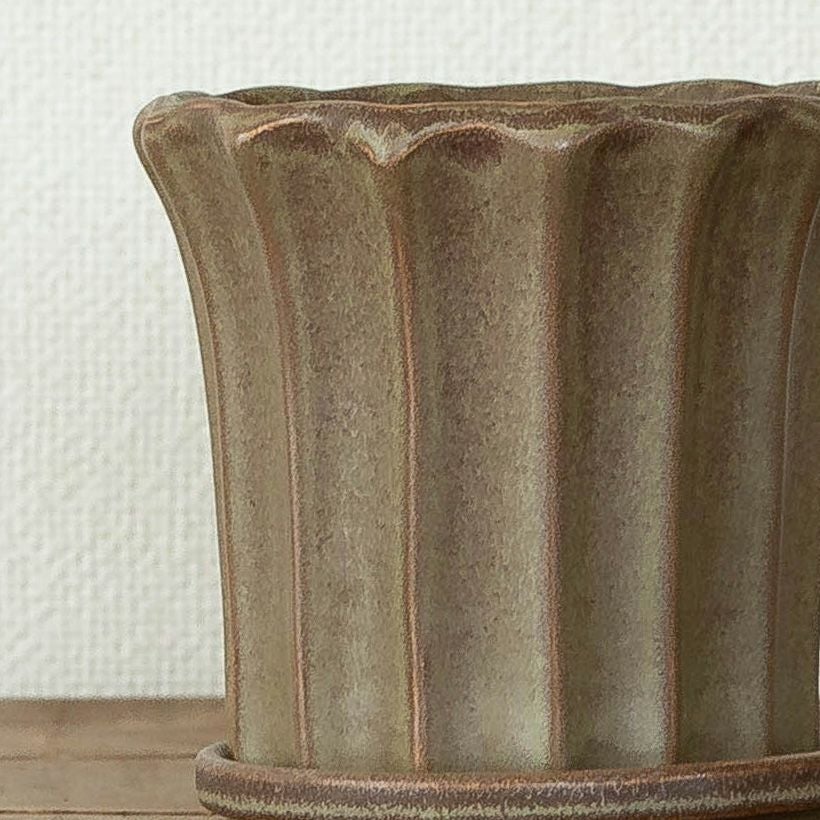ブラウン（茶色）の陶器鉢：ミニ観葉植物向け